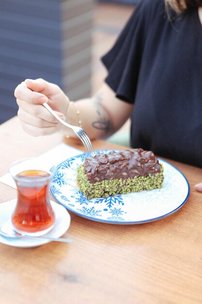 Vorstand mit leckerem Kuchen auf dem Tisch