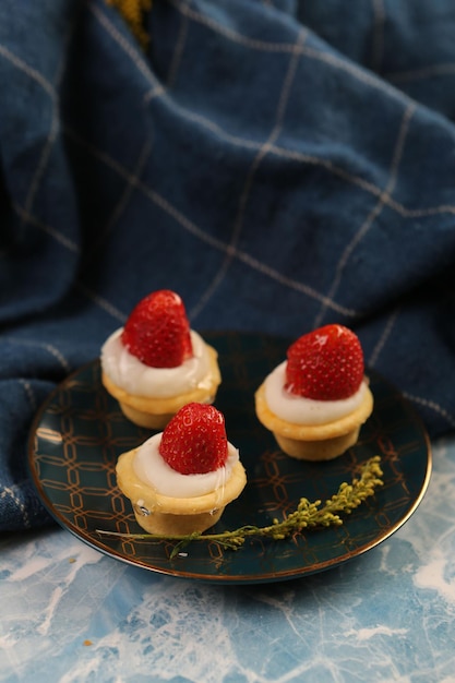 Vorstand mit leckerem Kuchen auf dem Tisch