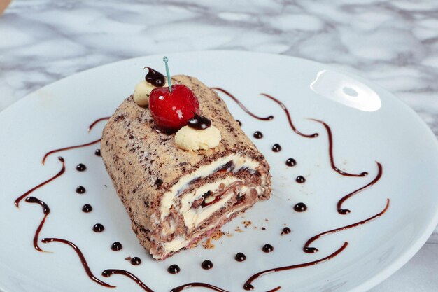 Vorstand mit leckerem Kuchen auf dem Tisch