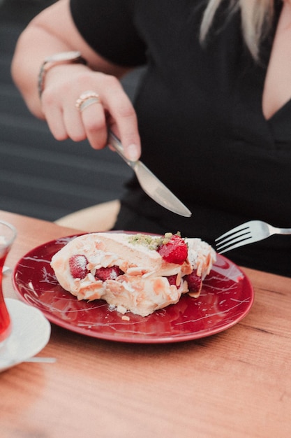 Vorstand mit leckerem Kuchen auf dem Tisch