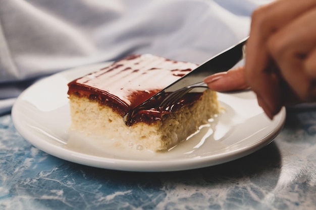 Vorstand mit leckerem Kuchen auf dem Tisch