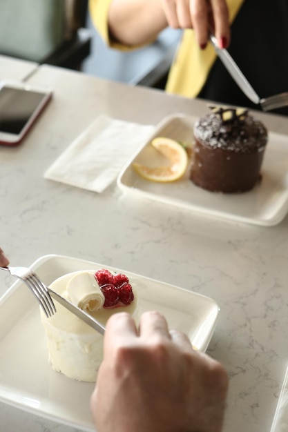 Vorstand mit leckerem Kuchen auf dem Tisch