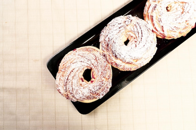 Vorstand mit leckerem Kuchen auf dem Tisch