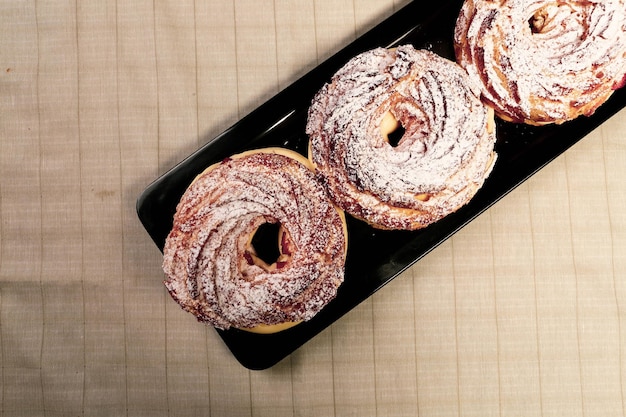 Vorstand mit leckerem Kuchen auf dem Tisch