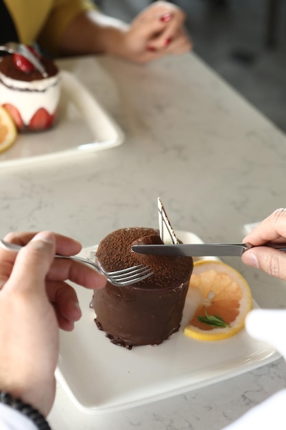 Vorstand mit leckerem Kuchen auf dem Tisch