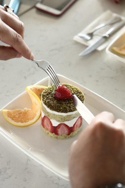 Vorstand mit leckerem Kuchen auf dem Tisch