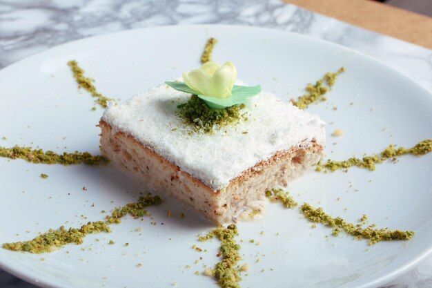 Vorstand mit leckerem Kuchen auf dem Tisch