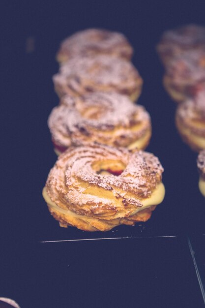 Vorstand mit leckerem Kuchen auf dem Tisch