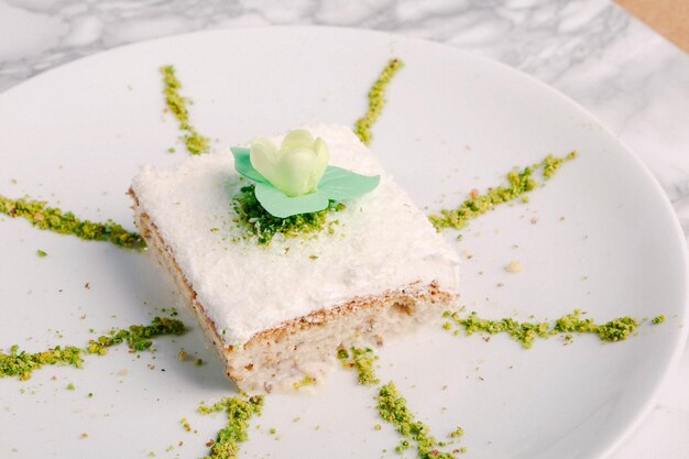 Vorstand mit leckerem Kuchen auf dem Tisch