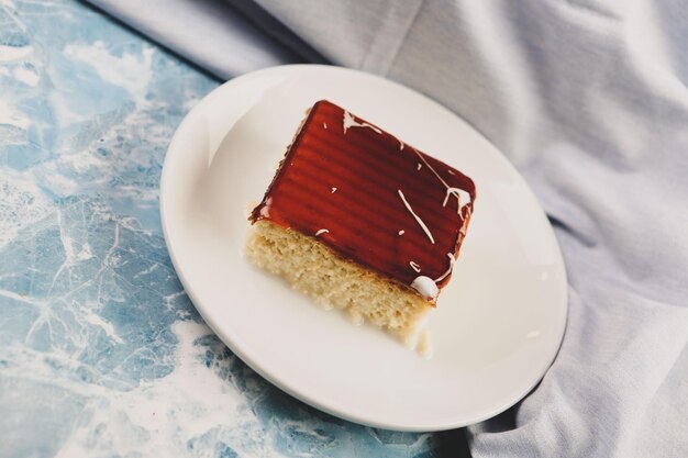 Vorstand mit leckerem Kuchen auf dem Tisch