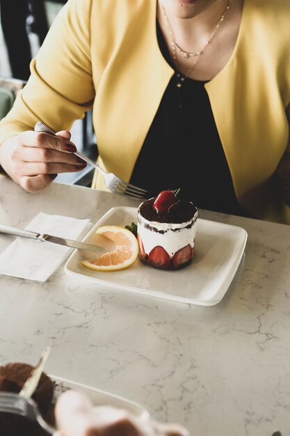 Vorstand mit leckerem Kuchen auf dem Tisch