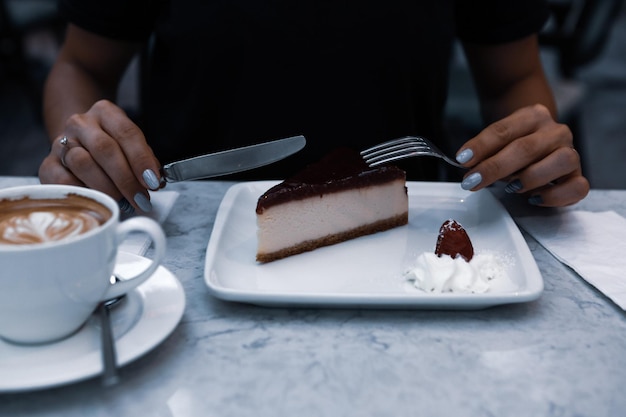 Vorstand mit leckerem Kuchen auf dem Tisch