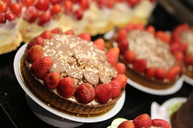 Vorstand mit leckerem Kuchen auf dem Tisch