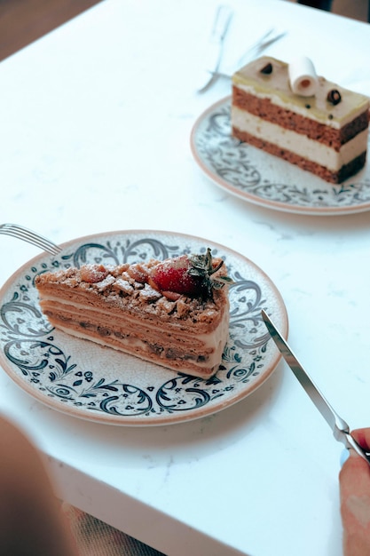 Vorstand mit leckerem Kuchen auf dem Tisch