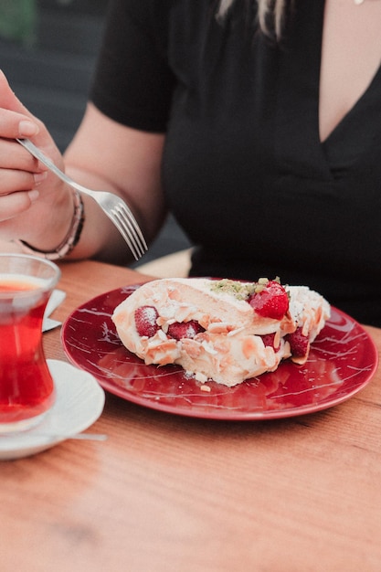 Vorstand mit leckerem Kuchen auf dem Tisch