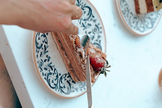 Vorstand mit leckerem Kuchen auf dem Tisch