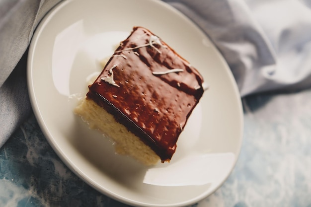 Vorstand mit leckerem Kuchen auf dem Tisch