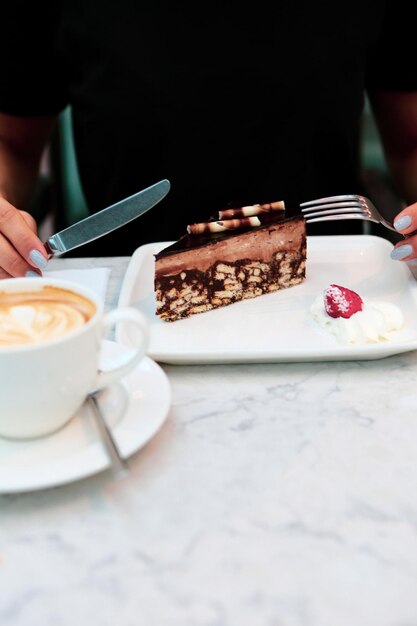 Vorstand mit leckerem Kuchen auf dem Tisch