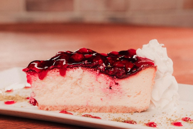 Vorstand mit leckerem Kuchen auf dem Tisch