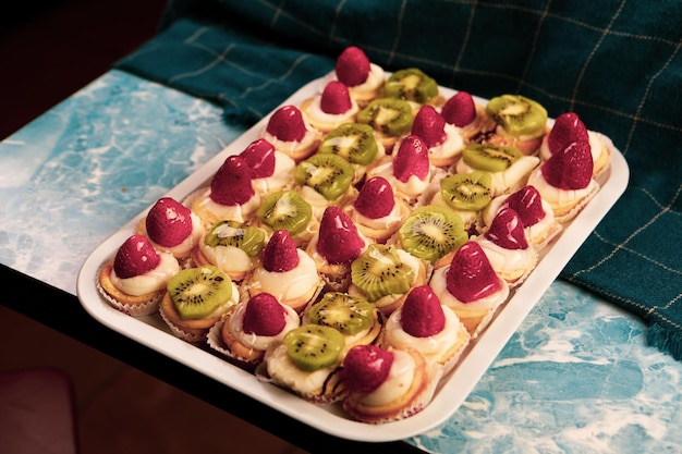 Foto vorstand mit leckerem kuchen auf dem tisch