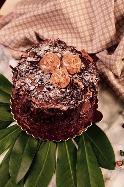 Vorstand mit leckerem Kuchen auf dem Tisch