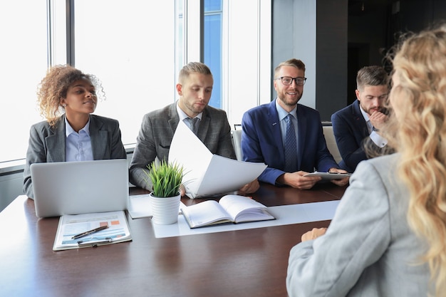 Vorstellungsgespräch mit dem Arbeitgeber, Geschäftsmann hört auf die Antworten der Kandidaten.