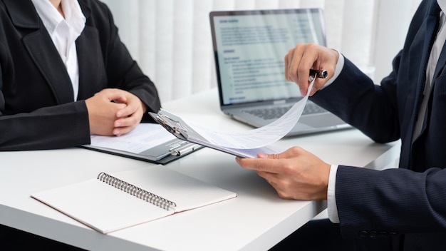 Vorstellungsgespräch mit dem Bewerber für Personalmanager im Büro.