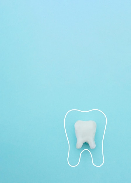 Foto vórtice protetor em torno do modelo de dente em dentes azuis será bom saudável