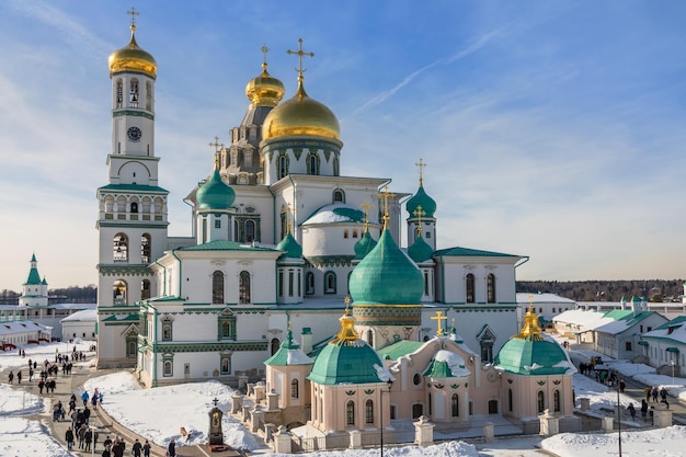 Voskresensky-Kathedralentürme und Kuppeln mit Innenhof des Neu-Jerusalem-Klosters Region Istra Moskau