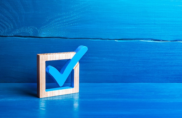 Foto votação azul, assinalar escolha da caixa de seleção e conceito de garantia eleições democráticas