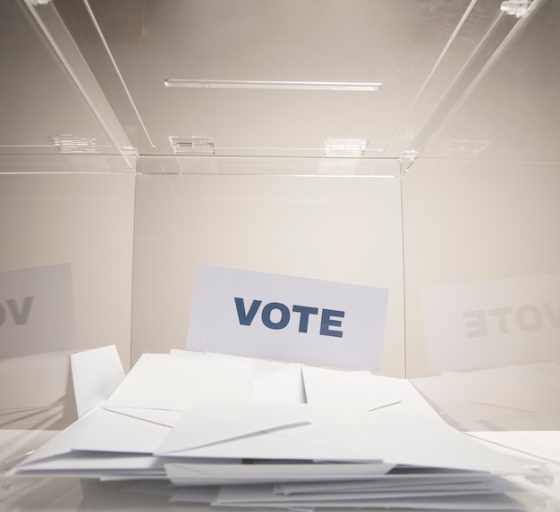 Foto votar a palavra em um cartão branco e pilha de envelopes