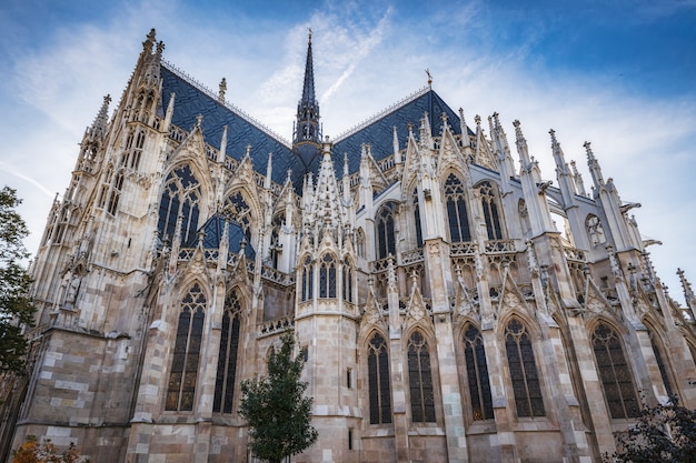 Votivkirche famosa fachada de la iglesia gótica y cielo azul en Viena, Austria