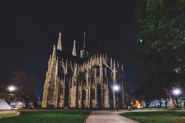 Votivkirche gótica iluminada por la noche