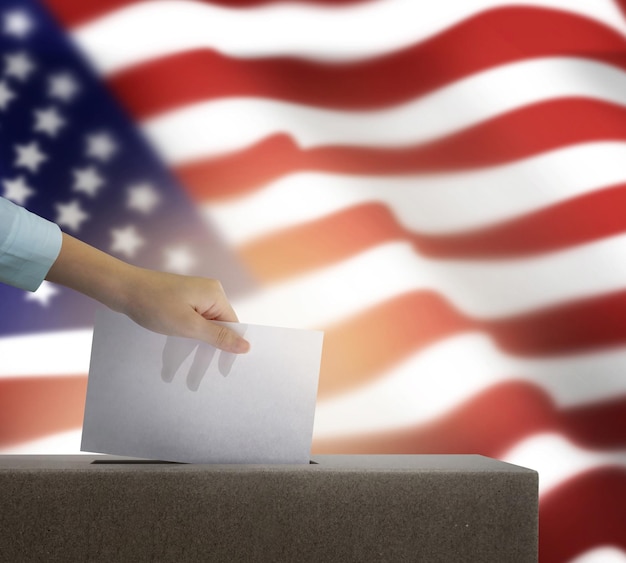 Foto voto electoral mano sosteniendo papeleta para voto electoral elección en estados unidos de américa