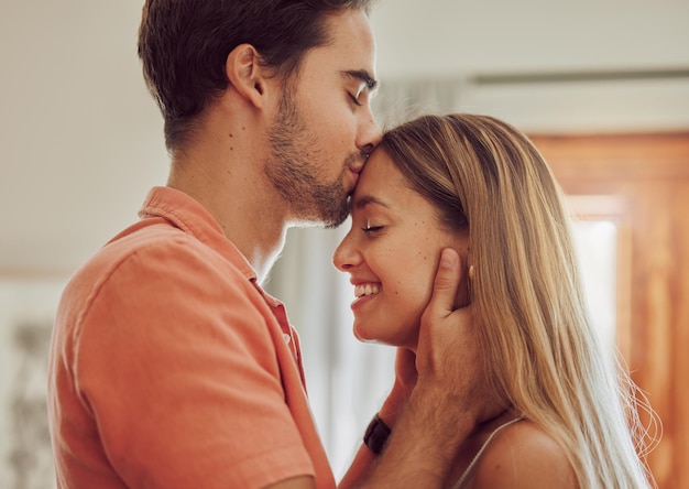 Vou amá-lo para sempre. foto de um jovem casal passando tempo juntos em casa.