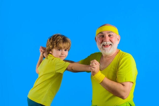 Vovô e criança jogando e lutando esporte, tempo para a família, avô e criança brincando