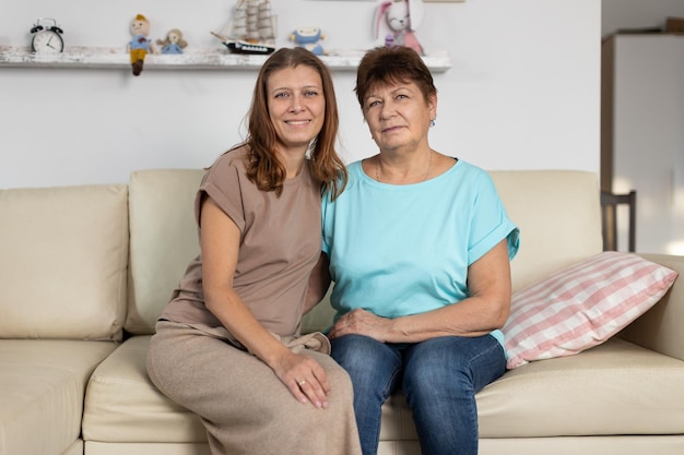 Vovó e mamãe no sofá em casa