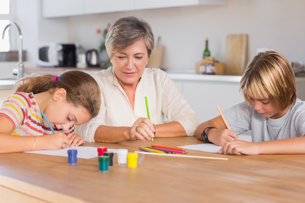 Vovó e seus netos desenhando a sério