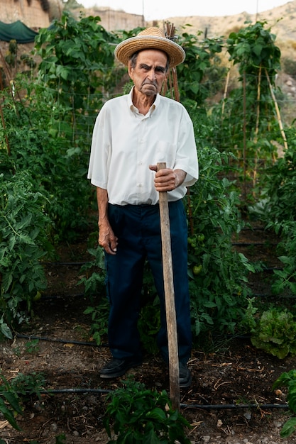 Foto vovô passando tempo no campo