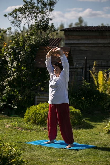 Vovó pratica esportes na grama