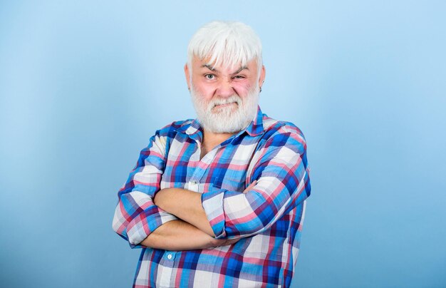 Vovô típico Hipster maduro emocional Avô sincero Cuidados com barba e barba Barbearia cabeleireiro Corte de cabelo Cabelos grisalhos Pessoas idosas Homem barbudo de cabelo branco usa camisa xadrez