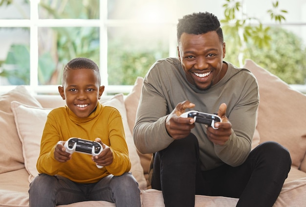 Voy a patearte el trasero Fotografía de un padre y su hijo jugando juntos