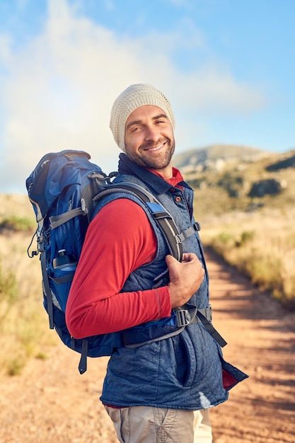Voy a ver a dónde lleva este sendero Retrato de un excursionista feliz en un sendero de montaña por su cuenta