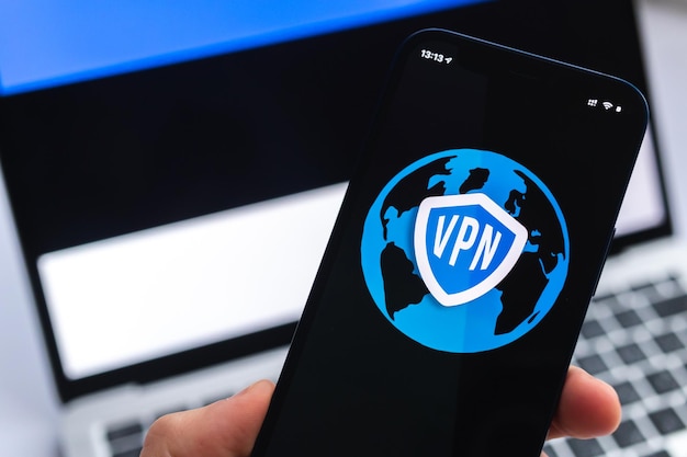 VPN in Estland Sicheres und sicheres Internetkonzept Datenschutz Hand mit Mobiltelefon und VPN-Anwendung Flagge und Laptop auf dem Hintergrundfoto