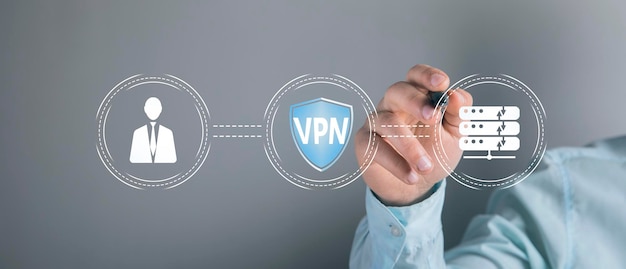 VPN-Symbol und Server Konzept Anonymität und Zugriff Ein Mann drückt auf den Bildschirm