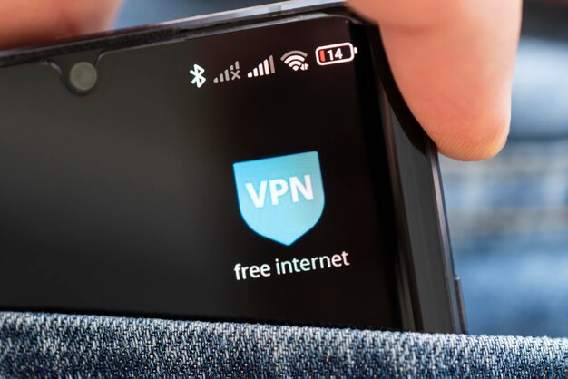 VPN Virtuelles Privates Netzwerk Cybersicherheit und Datenschutz Datenverschlüsselung Softwarelösungen für Geschäftskonzepte Ein Smartphone mit VPN-App für anonymes Internet mit entsperrten Websites