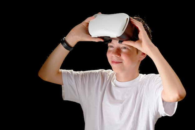 Vr-Brille, die von einem Kinderkonzept der virtuellen Reality-Brille für neue Technologiespiele verwendet wird