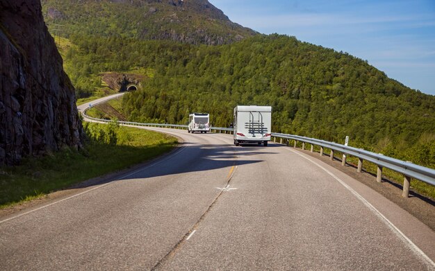 VR Caravan Auto fährt auf der Autobahn. Tourismus Urlaub und Reisen. Schöne Natur Norwegen Naturlandschaft.