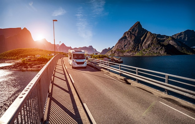 VR Caravan Auto fährt auf der Autobahn. Tourismus Urlaub und Reisen. Schöne Natur Norwegen Naturlandschaft.