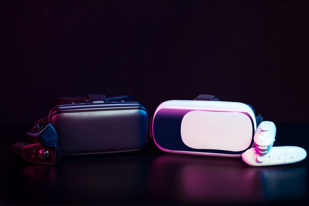 VR. Equipo de realidad virtual en mesa.